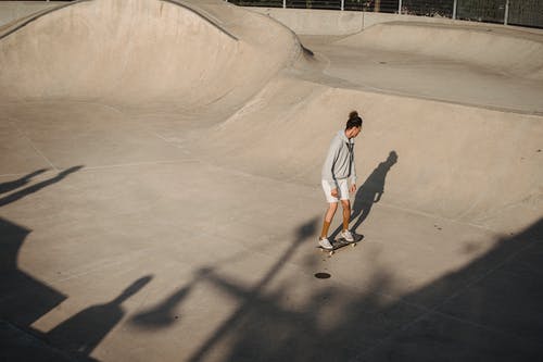 无法识别男性滑板在混凝土坡道上表演特技 · 免费素材图片