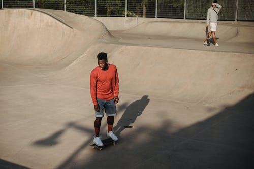 活跃的年轻男性滑板在沥青坡道上骑滑板 · 免费素材图片