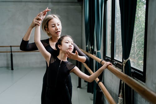 亚洲芭蕾舞教练向女孩解释技术 · 免费素材图片