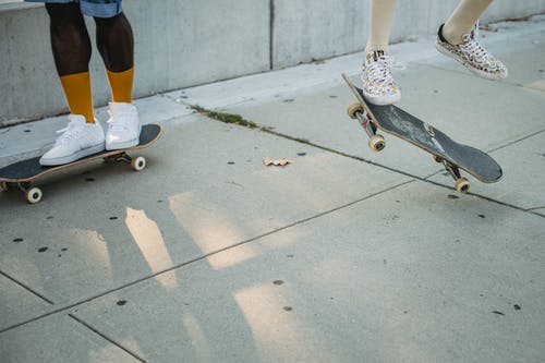 溜冰者骑滑板和在大街上练习把戏 · 免费素材图片