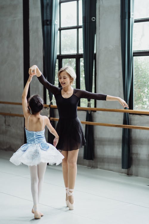 苗条的亚洲芭蕾舞演员在工作室表演舞蹈 · 免费素材图片