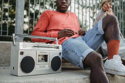 与老式收音机盒式磁带录音机在街上闲逛的不同朋友 · 免费素材图片