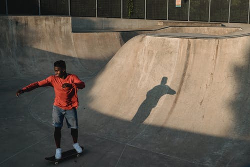 在公园的坡道上的黑人滑板 · 免费素材图片