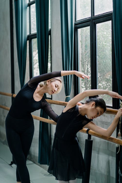 苗条的亚洲女人和女孩芭蕾舞演员在巴利附近优雅地弯曲 · 免费素材图片