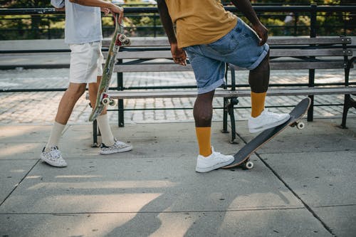 认出无法认出的多种族朋友准备滑板训练 · 免费素材图片
