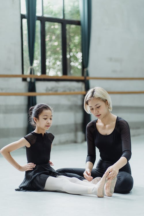 亚洲芭蕾舞老师与学生在大厅锻炼 · 免费素材图片