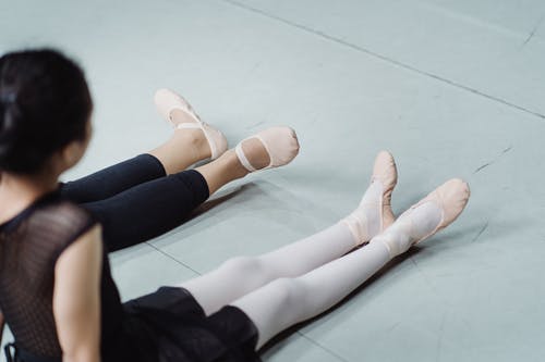 作物芭蕾舞老师与行使在地板上的女孩 · 免费素材图片