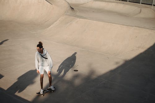 滑板公园的坡道上的年轻人 · 免费素材图片