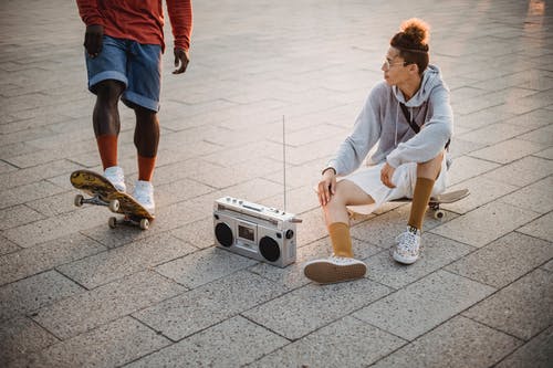 各种各样的男性溜冰者通过boombox听音乐 · 免费素材图片