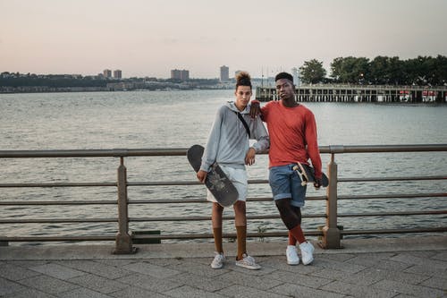 与河岸上滑板酷多种族的朋友 · 免费素材图片