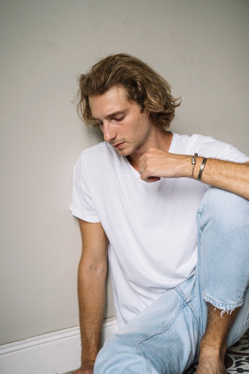 白色圆领t恤和蓝色牛仔牛仔裤的女人 · 免费素材图片