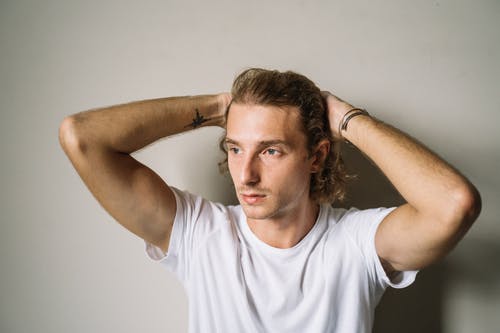 白船员的脖子t恤，握住他的头发的男人 · 免费素材图片