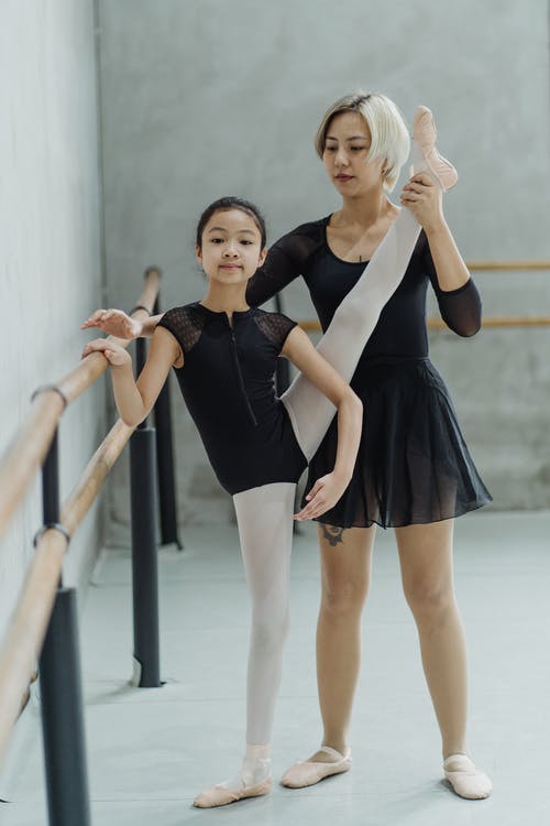 聚焦年轻的族裔芭蕾舞大师，帮助小女孩在巴利附近发展锻炼 · 免费素材图片