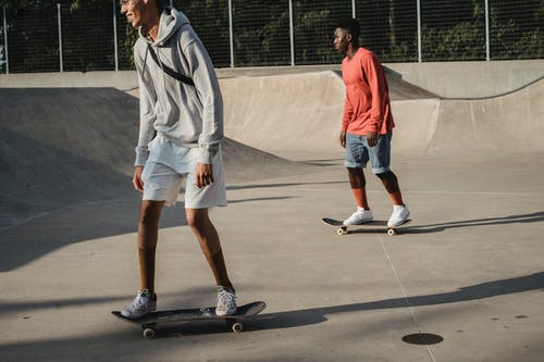 年轻的男性朋友，在滑板公园一起骑滑板 · 免费素材图片