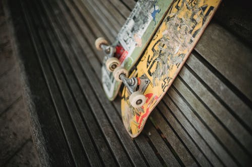 在公园的木凳上的破旧滑板 · 免费素材图片