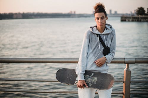 民族汗人与路堤上滑板 · 免费素材图片