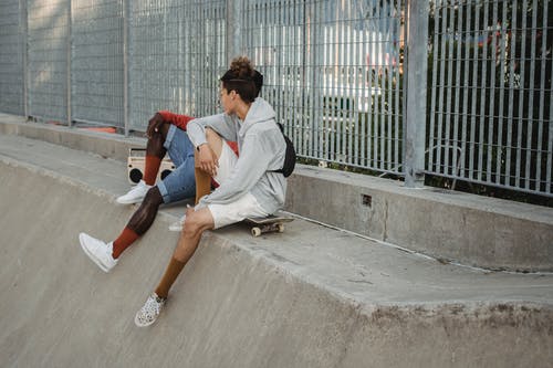 不同的年轻朋友，与滑板一起放松，听音乐 · 免费素材图片