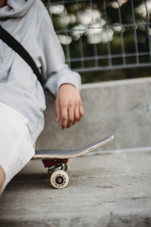 在公园的混凝土坡道上休息的滑板手 · 免费素材图片