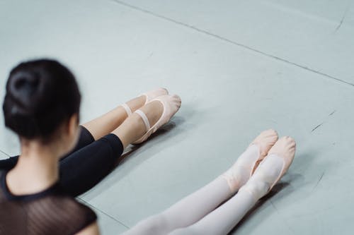在进行芭蕾舞练习时不露面教练教女孩 · 免费素材图片