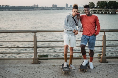 不同的朋友，与路堤上的滑板 · 免费素材图片