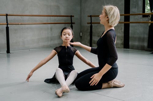 芭蕾舞课上的专业芭蕾舞教练支持女孩 · 免费素材图片