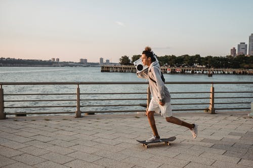 熟练的男性滑板骑滑板与路堤上堤 · 免费素材图片