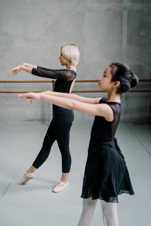 亚洲芭蕾舞演员在工作室里练习芭蕾舞蹈 · 免费素材图片
