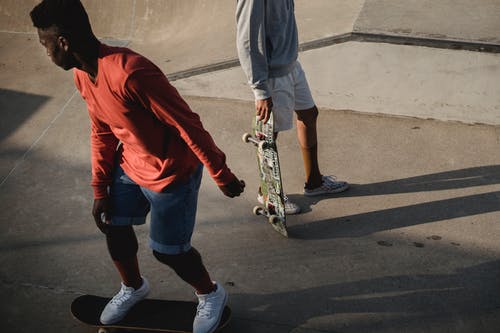 作物朋友训练在阳光下的混凝土坡道上滑板 · 免费素材图片