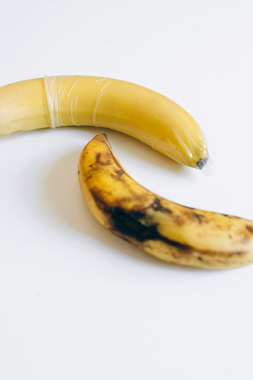 白色表面上的香蕉 · 免费素材图片