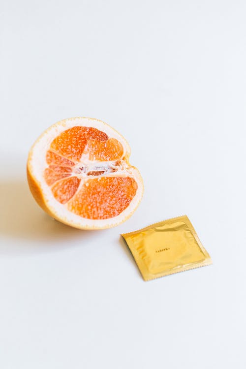 橘子水果旁边的避孕套 · 免费素材图片
