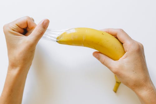 脱避孕套的人香蕉 · 免费素材图片