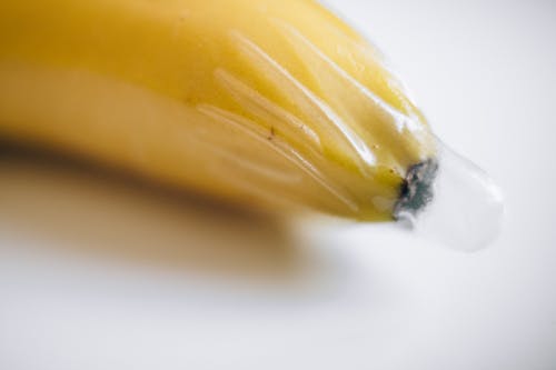 香蕉包裹在避孕套 · 免费素材图片