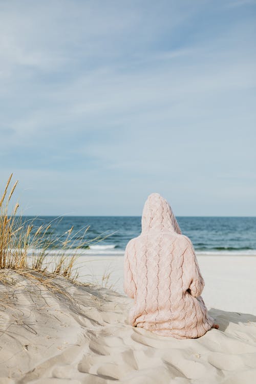 有关坐, 垂直拍摄, 岸邊的免费素材图片