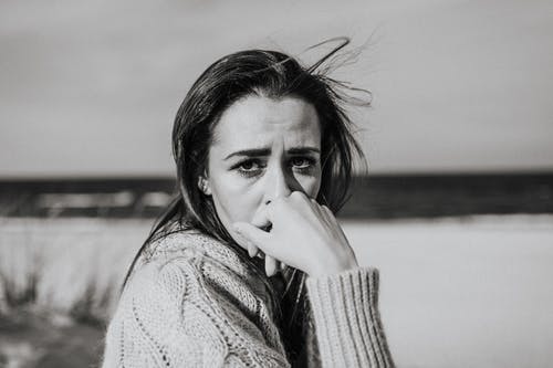 有关傷心, 單色, 女人的免费素材图片