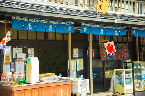 亚洲本地街头小店，在城市设有展示柜 · 免费素材图片