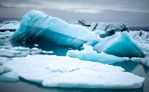 浮在泻湖水上的冰山 · 免费素材图片