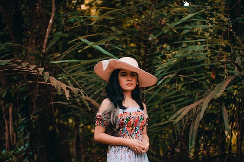 有关侧身看, 太阳帽, 女人的免费素材图片