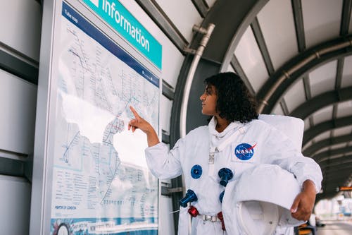 在火车站穿太空服的女人 · 免费素材图片