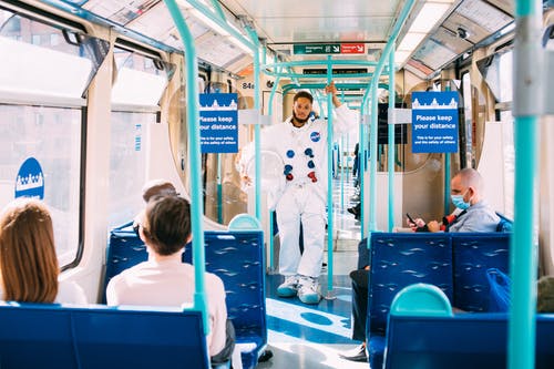在火车上的宇航员服装的男人 · 免费素材图片