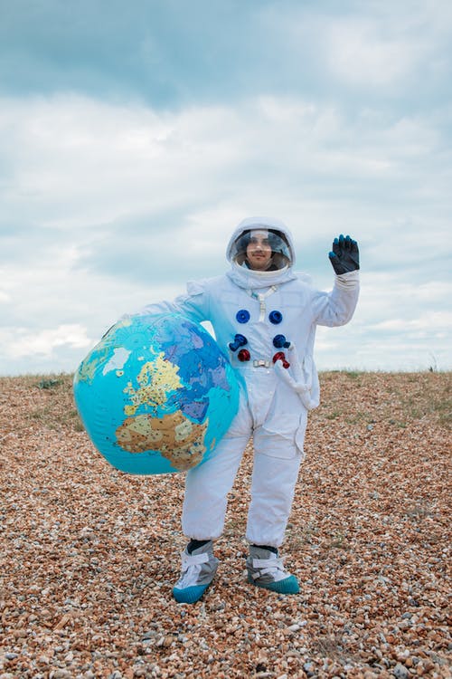 宇航员与行星地球球 · 免费素材图片