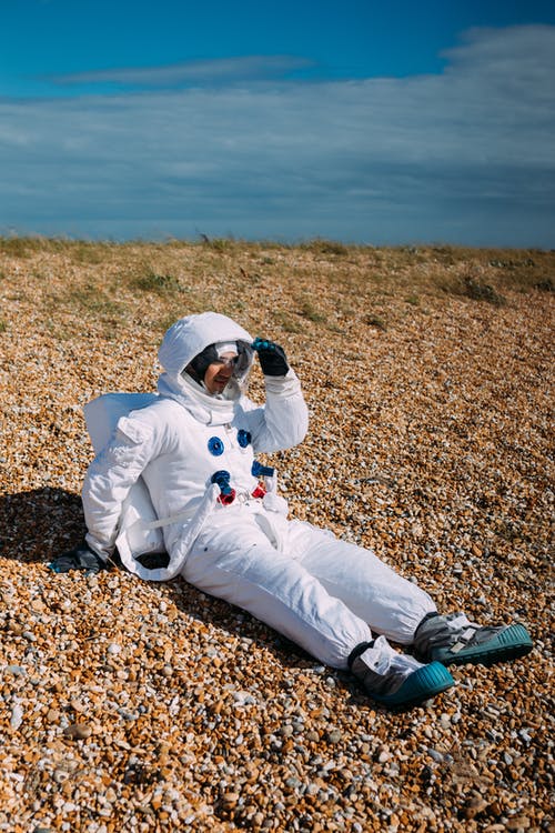 宇航员坐在地上 · 免费素材图片
