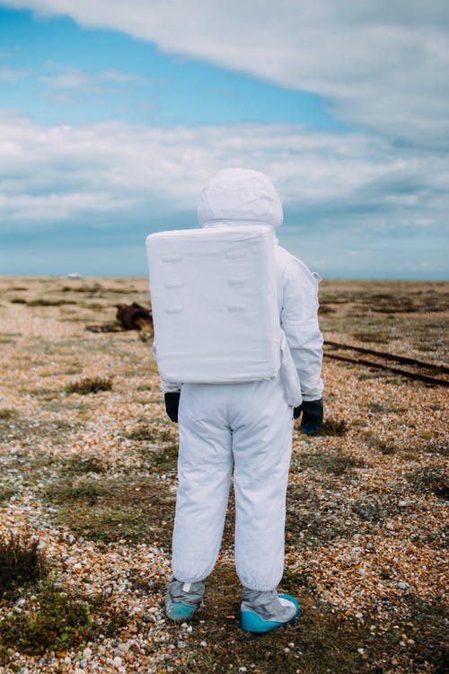 独自站立的宇航员 · 免费素材图片
