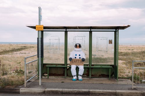 宇航员在公交车站等车 · 免费素材图片