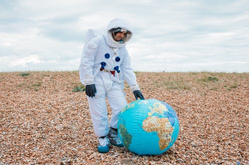 宇航员与行星地球球 · 免费素材图片