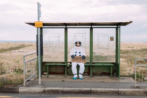宇航员在公交车站等车 · 免费素材图片