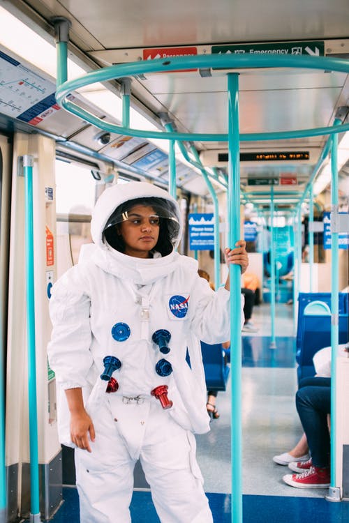 在一列火车的宇航员服装的女人 · 免费素材图片