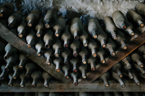 瓶酒与瓶塞在地窖里 · 免费素材图片