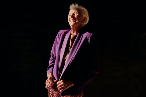 有关大笑, 套裝, 女人的免费素材图片