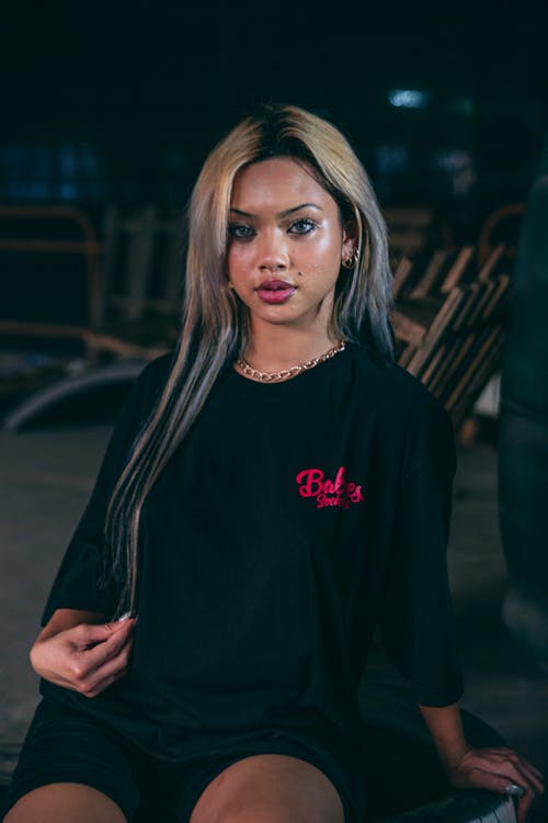 有关坐下, 垂直拍摄, 女人的免费素材图片