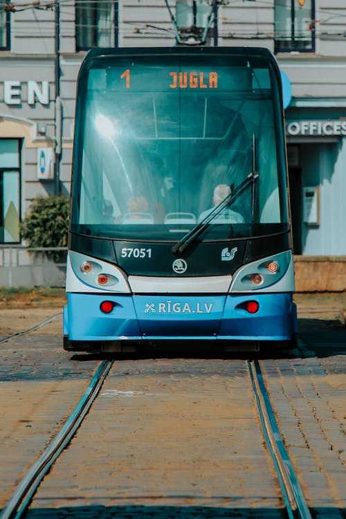 有关公共交通工具, 垂直拍摄, 有軌電車線路的免费素材图片